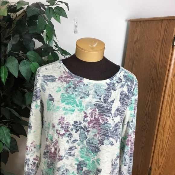 Vanheusen Medium three quarter sleeve lighter weight rounded hem top - Picture 4 of 13